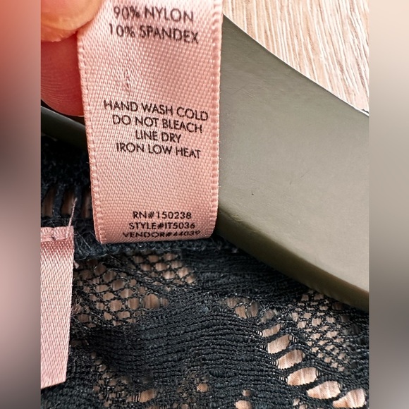 🛍️ willow root. Bell sleeves  lace bodysuit . Excellent condition. - Picture 3 of 10